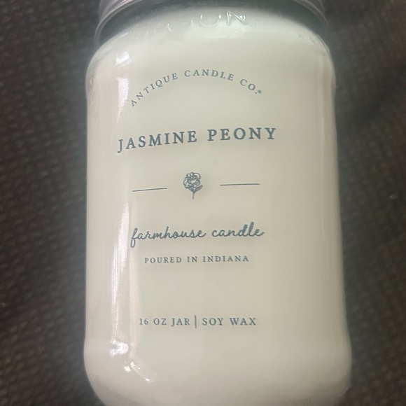 FREE gift w/purchase Antique Candle Co Jasmine Peony 16 oz Soy Wax - Picture 6 of 7